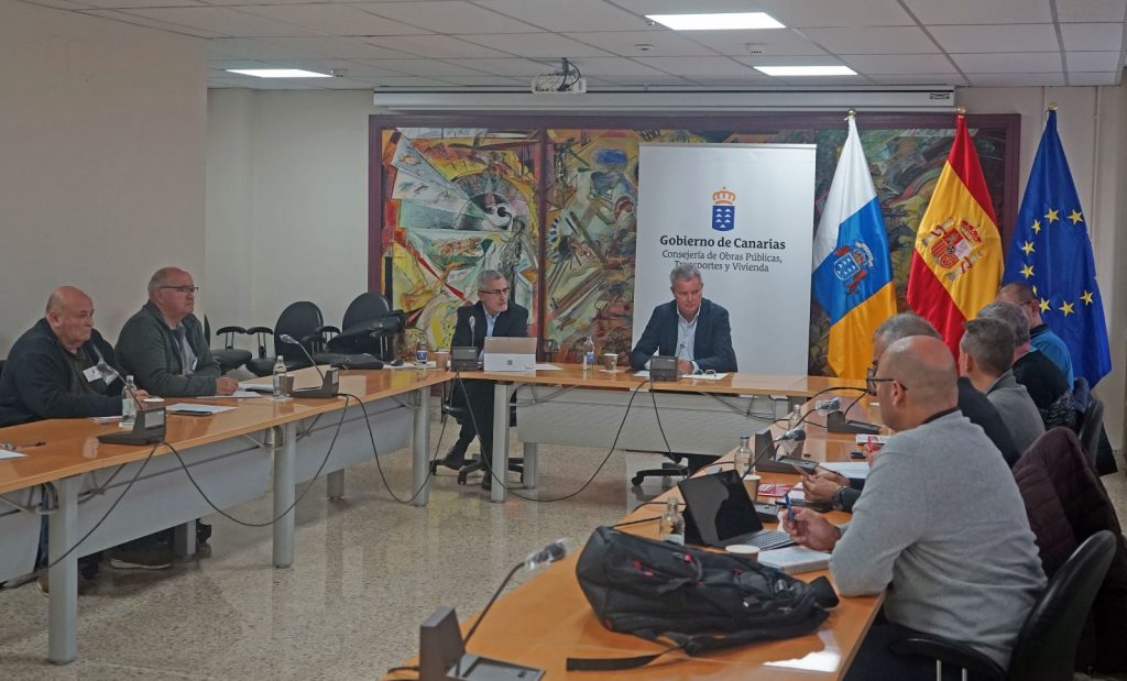 El consejero Sebastián Franquis se reúne con los sindicatos del transporte en la mesa de trabajo creada para abordar soluciones a las necesidades del sector en Canarias