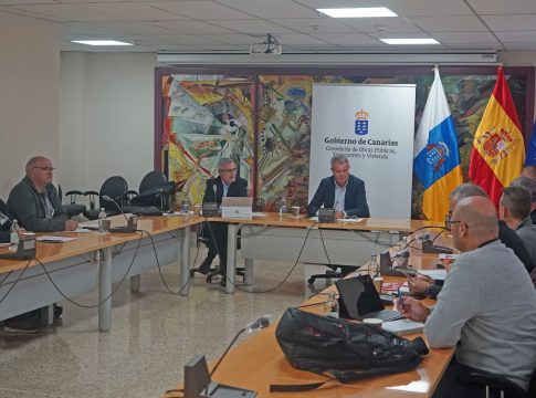 El consejero Sebastián Franquis se reúne con los sindicatos del transporte en la mesa de trabajo creada para abordar soluciones a las necesidades del sector en Canarias