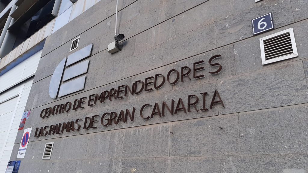 Francis Candil: “El Centro de Emprendedores ha pasado de poder convertirse en una fábrica de sueños para los emprendedores, a ser la desidia y el fracaso del tripartito”