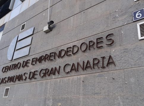 Francis Candil: “El Centro de Emprendedores ha pasado de poder convertirse en una fábrica de sueños para los emprendedores, a ser la desidia y el fracaso del tripartito”