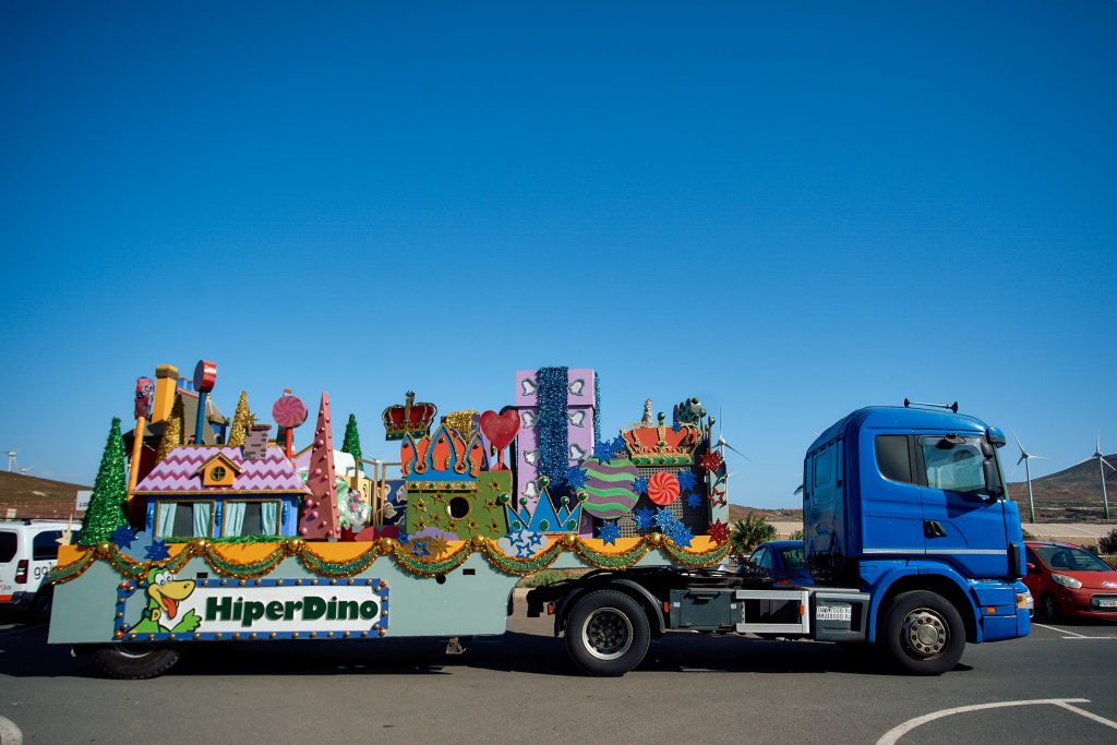 HiperDino lleva la magia y la ilusión a las Cabalgatas de Reyes Magos
