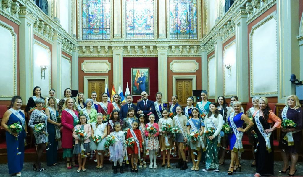 El alcalde recibe a las 36 candidatas que aspiran a convertirse en Reina del Carnaval de Santa Cruz de Tenerife