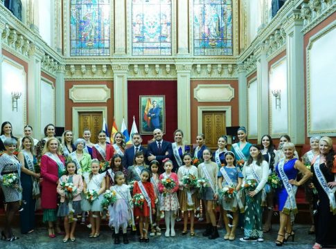 El alcalde recibe a las 36 candidatas que aspiran a convertirse en Reina del Carnaval de Santa Cruz de Tenerife