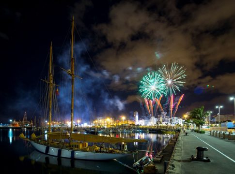 Santa Cruz de Tenerife recibe el año con un espectáculo pirotécnico de bajo impacto sonoro