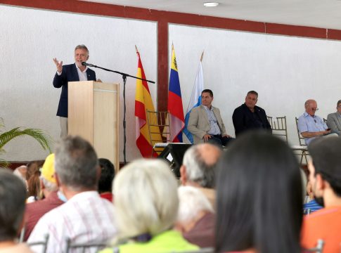 Torres visita las instalaciones del Hogar Hispano de Valencia, en Venezuela