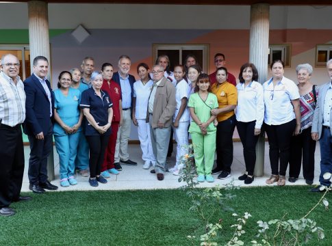 Torres asiste en Venezuela a la colocación de la primera piedra de la Plaza de las Nieves en Cagua
