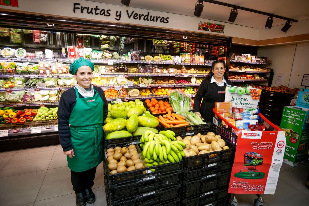 SPAR contribuye con el ahorro para las familias canarias regalando 700 carros de la compra