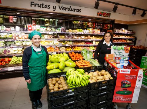 SPAR contribuye con el ahorro para las familias canarias regalando 700 carros de la compra