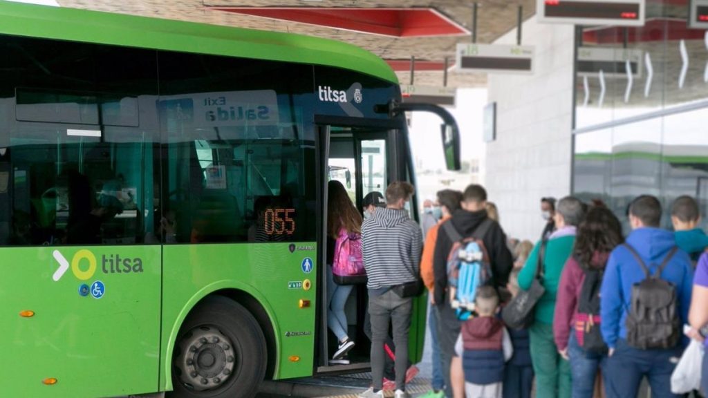 La gratuidad del transporte público en Canarias atrae a 1,7 millones de nuevos viajeros a las guaguas y el tranvía