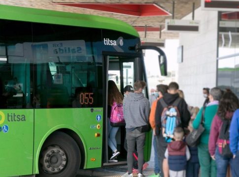 La gratuidad del transporte público en Canarias atrae a 1,7 millones de nuevos viajeros a las guaguas y el tranvía