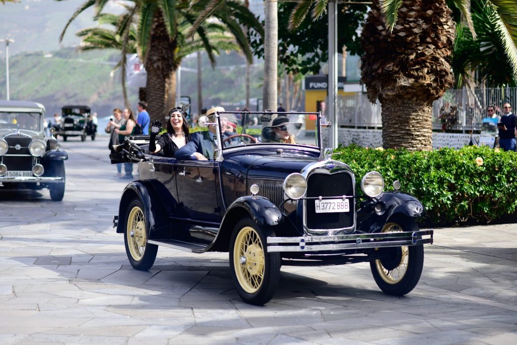 Puerto de la Cruz acoge la llegada de la L edición del Rallye del Valle de coches de época