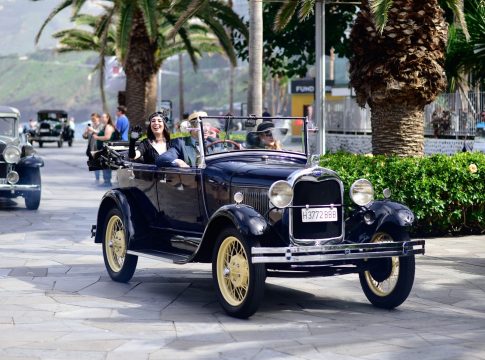 Puerto de la Cruz acoge la llegada de la L edición del Rallye del Valle de coches de época