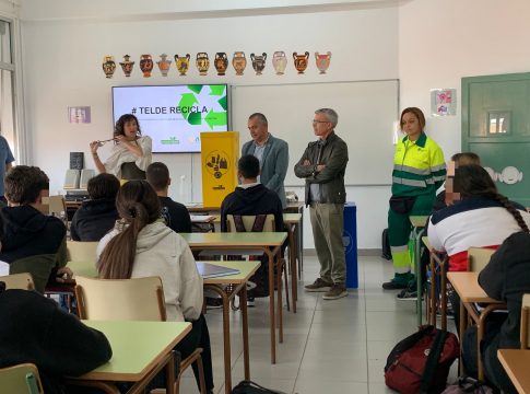 Telde realiza una campaña para fomentar el reciclaje de envases ligeros y papel y cartón en 12 centros educativos del municipio