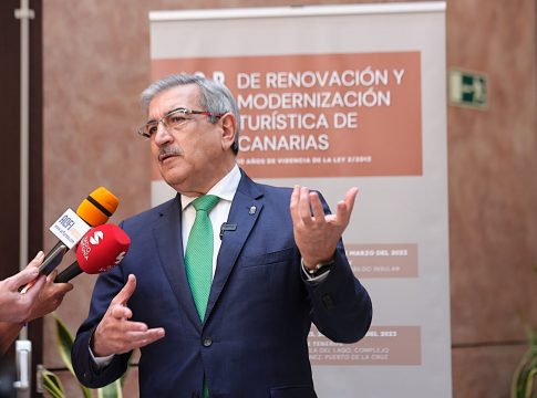 Román Rodríguez defiende la actualización del planeamiento para garantizar un desarrollo turístico equilibrado