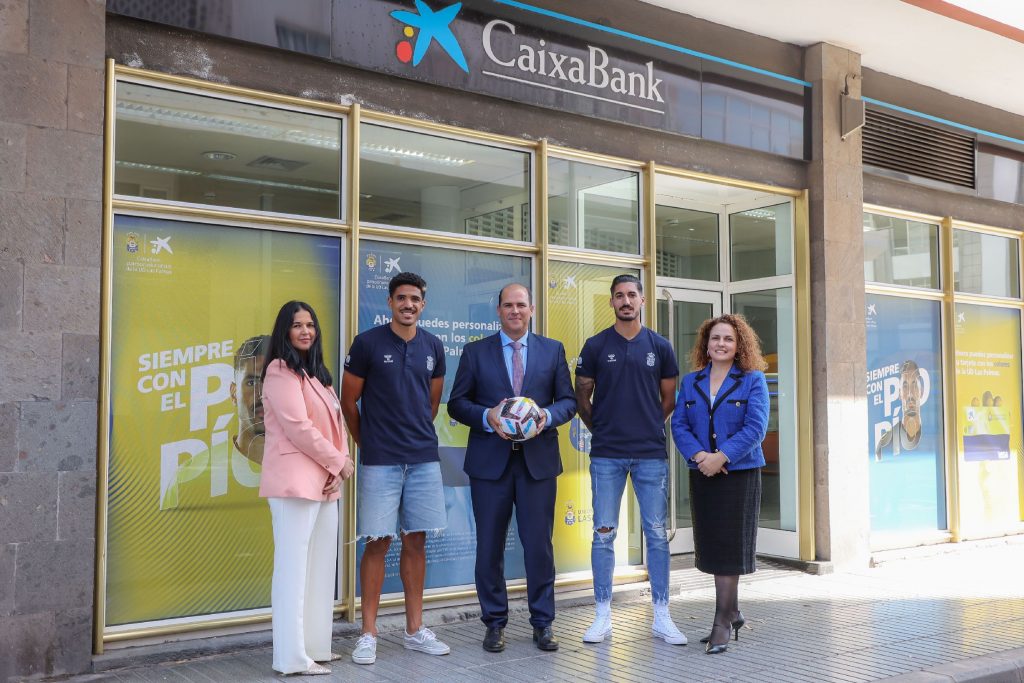 <strong><em>CaixaBank reafirma su apoyo a la Unión Deportiva Las Palmas con una oficina temática en la capital grancanaria</em></strong>