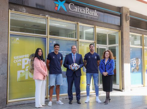 <strong><em>CaixaBank reafirma su apoyo a la Unión Deportiva Las Palmas con una oficina temática en la capital grancanaria</em></strong>