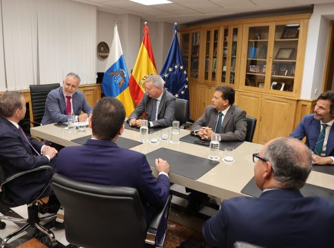 Torres garantiza que Naviera Armas mantendrá sus conexiones con Canarias tras la venta de la compañía