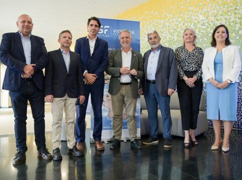 Torres afirma que el futuro pasa por la sostenibilidad en su reunión con la junta directiva de Club Sur