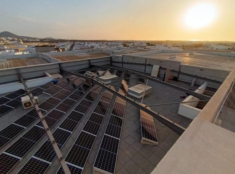 La Cámara de Lanzarote inaugura la primera instalación de autoconsumo compartido de la isla 