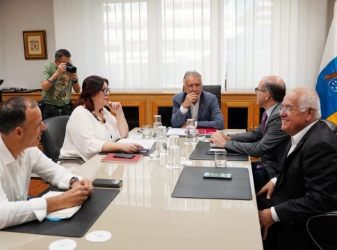 El Gobierno de Canarias analiza con la FET la situación del transporte escolar