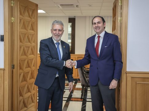 Iberia se compromete con Canarias en el impulso de una planta de producción de combustible sostenible