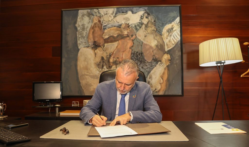 Torres firma el decreto que disuelve el Parlamento y convoca las elecciones regionales para el próximo 28 de mayo 