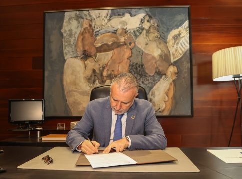 Torres firma el decreto que disuelve el Parlamento y convoca las elecciones regionales para el próximo 28 de mayo 