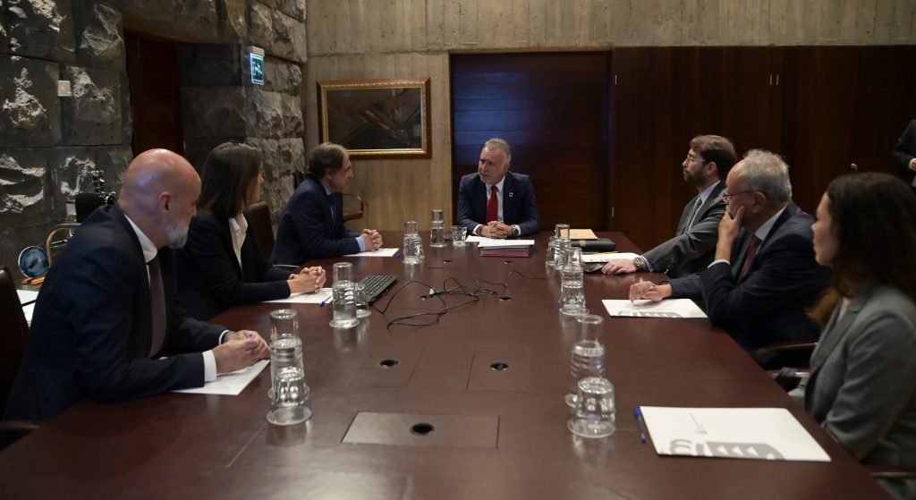 Torres resalta el atractivo de las islas tras decidir Philip Morris traer parte de su producción a Canarias 