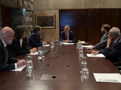 Torres resalta el atractivo de las islas tras decidir Philip Morris traer parte de su producción a Canarias 