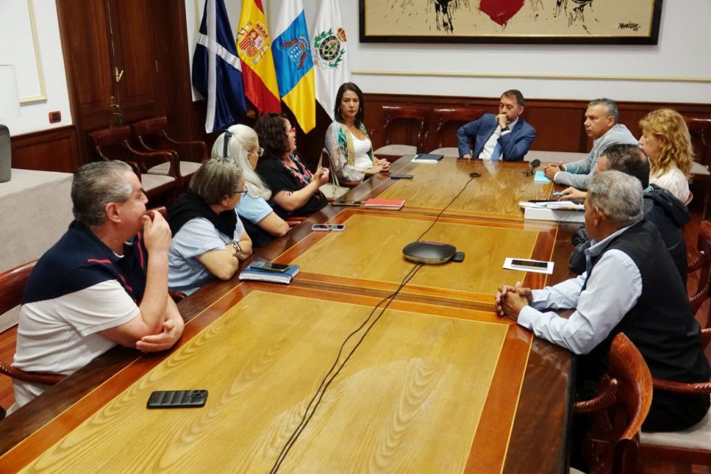 Santa Cruz de Tenerife evalúa con los taxistas con licencia PMR la problemática del sector