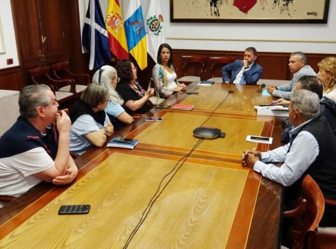 Santa Cruz de Tenerife evalúa con los taxistas con licencia PMR la problemática del sector
