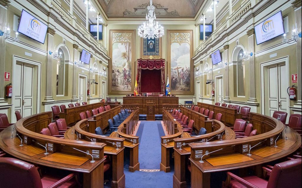 CC y PP podrían gobernar Canarias con el apoyo de uno de los tres partidos insulares o la abstención de VOX
