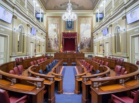 CC y PP podrían gobernar Canarias con el apoyo de uno de los tres partidos insulares o la abstención de VOX