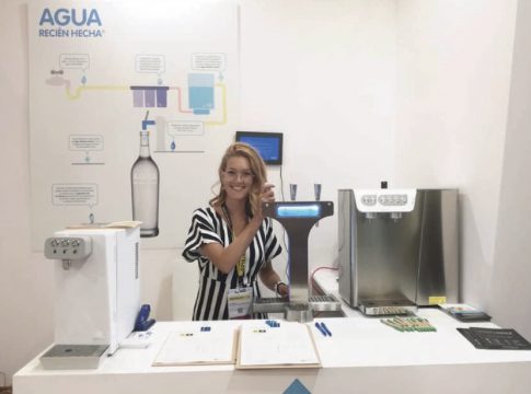 Esther Macaya: “Nuestros clientes, concienciados con el medio ambiente, incurren en el ahorro del plástico y apuestan cada vez más por los equipos de ósmosis”