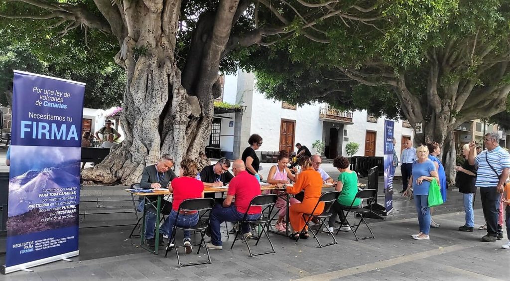 Recogida de firmas en La Palma a favor de la Ley de Volcanes