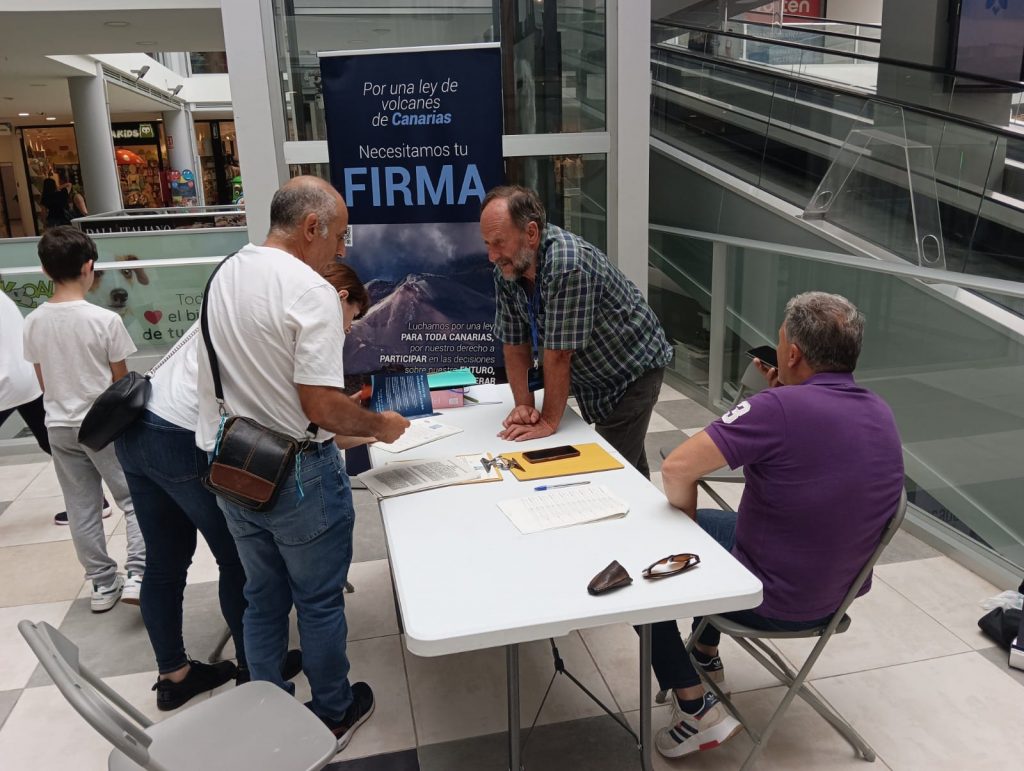 La Ley de Volcanes ya tiene 3.400 apoyos y la recogida de firmas se traslada ahora a Tenerife, mientras continúa en La Palma