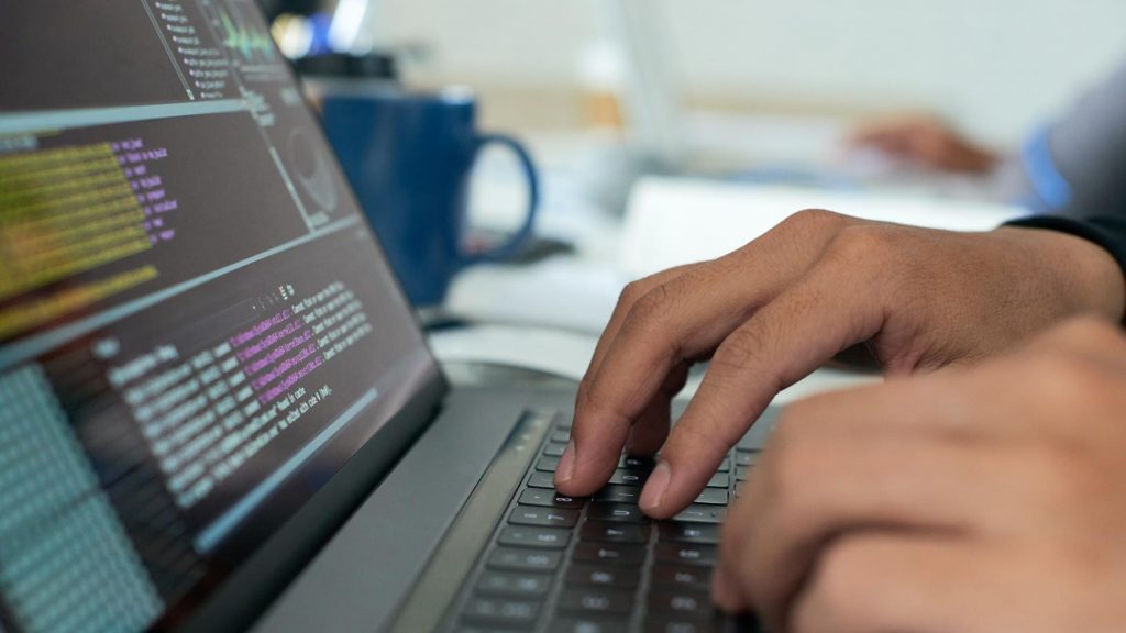 El 30% de las empresas del metal y TIC detecta profesionales ilegales
