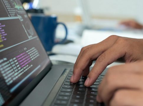 El 30% de las empresas del metal y TIC detecta profesionales ilegales
