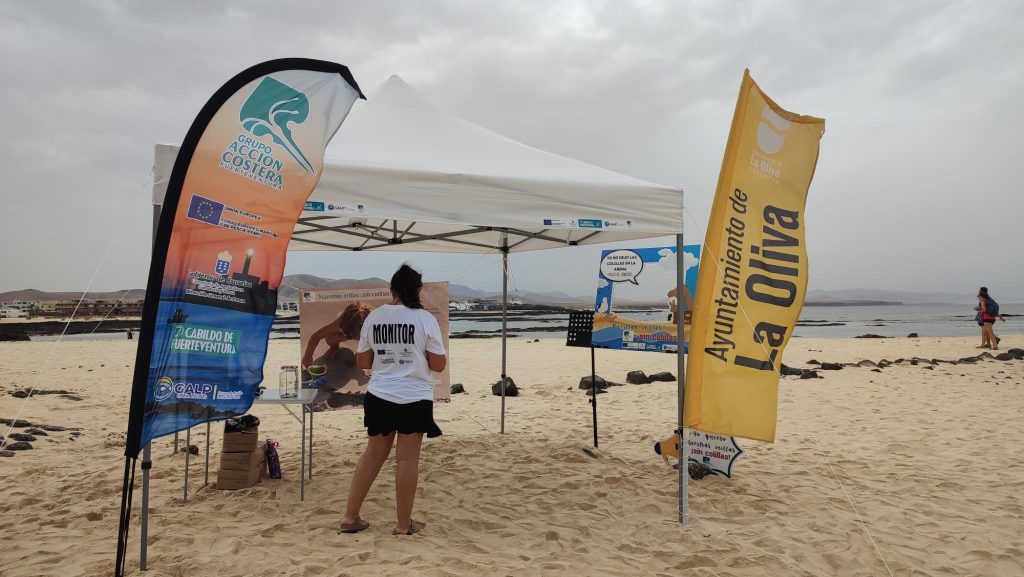 El Ayuntamiento de La Oliva se une a la actividad de concienciación por la limpieza de playas con niños en El Cotillo
