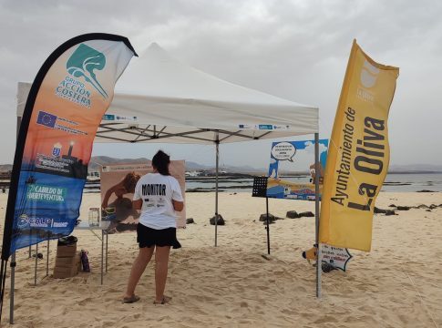 El Ayuntamiento de La Oliva se une a la actividad de concienciación por la limpieza de playas con niños en El Cotillo