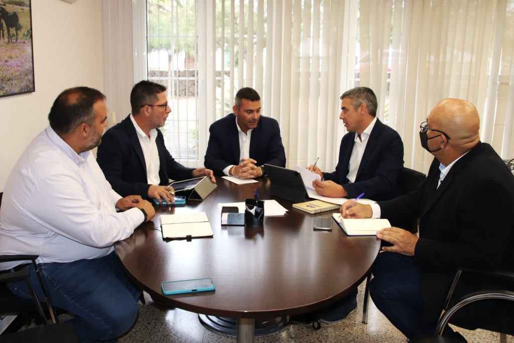 El Gobierno canario y el Cabildo de Lanzarote se comprometen a generar sinergias para impulsar el sector primario