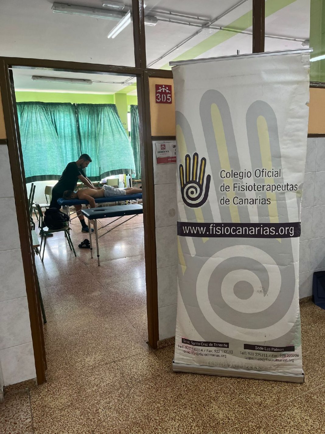 Voluntarios del Colegio de Fisioterapeutas atienden al personal que trabaja en la extinción del incendio de Tenerife