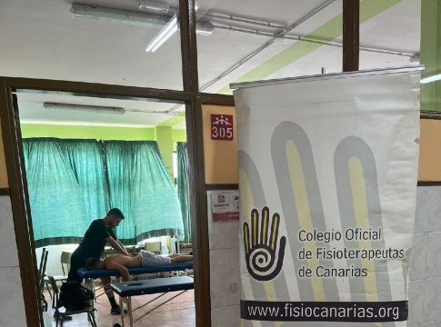 Voluntarios del Colegio de Fisioterapeutas atienden al personal que trabaja en la extinción del incendio de Tenerife