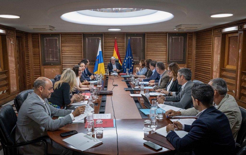 Canarias exige al Estado y a la UE el mismo trato que recibe Lampedusa para afrontar la crisis migratoria 
