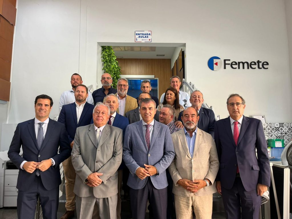 Manuel Domínguez traslada a los empresarios del metal y nuevas tecnologías su compromiso para impulsar la FP Dual