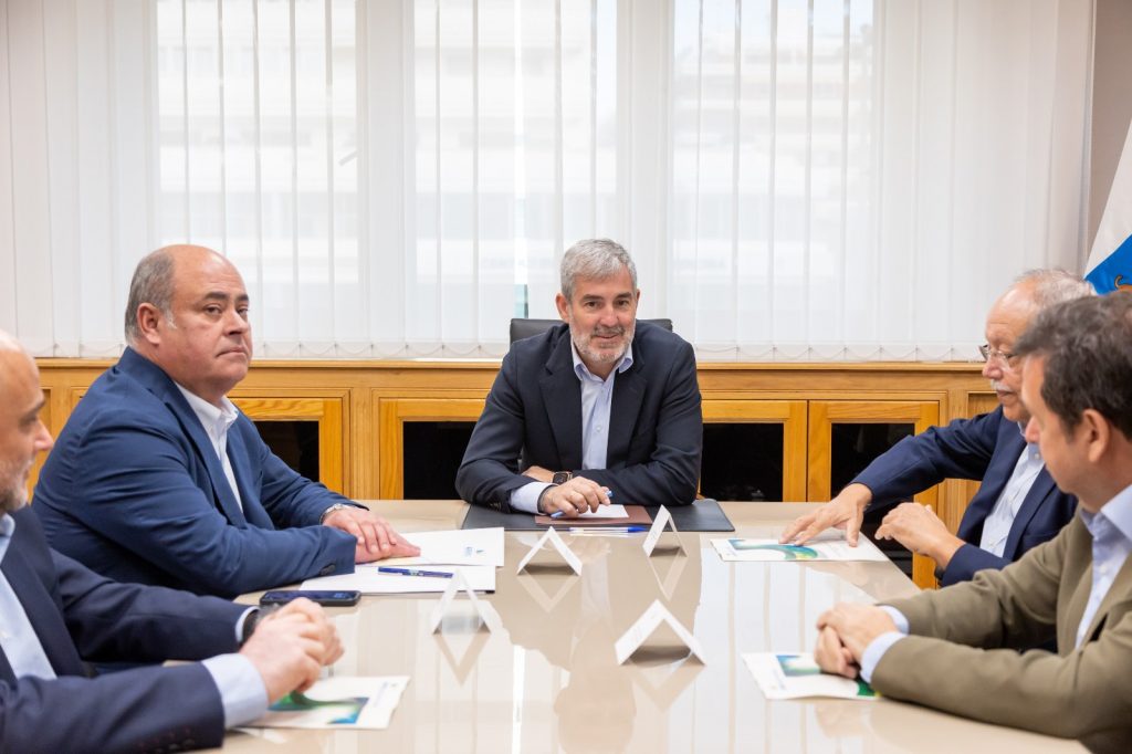 Clavijo garantiza el apoyo del Gobierno a las demandas de la industria canaria para paliar los sobrecostes
