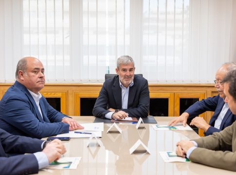 Clavijo garantiza el apoyo del Gobierno a las demandas de la industria canaria para paliar los sobrecostes