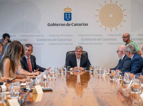 El Gobierno garantiza a empresarios y sindicatos que habrá Presupuesto autonómico en 2024