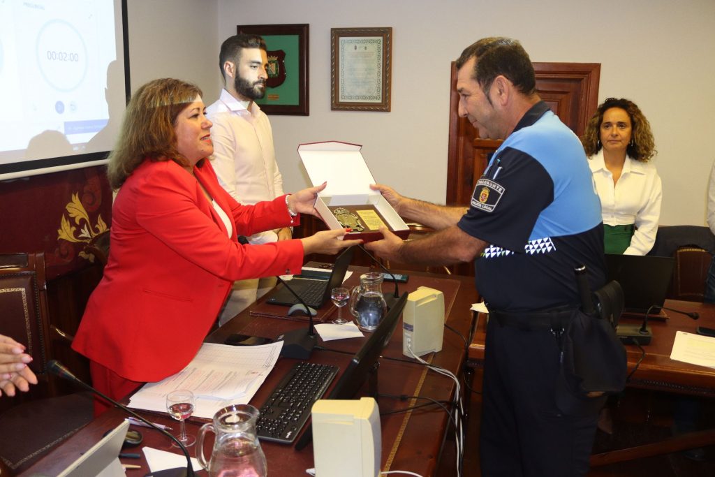 El Pleno de Tacoronte reconoce la labor de los cuerpos y fuerzas de seguridad durante el incendio forestal de agosto 