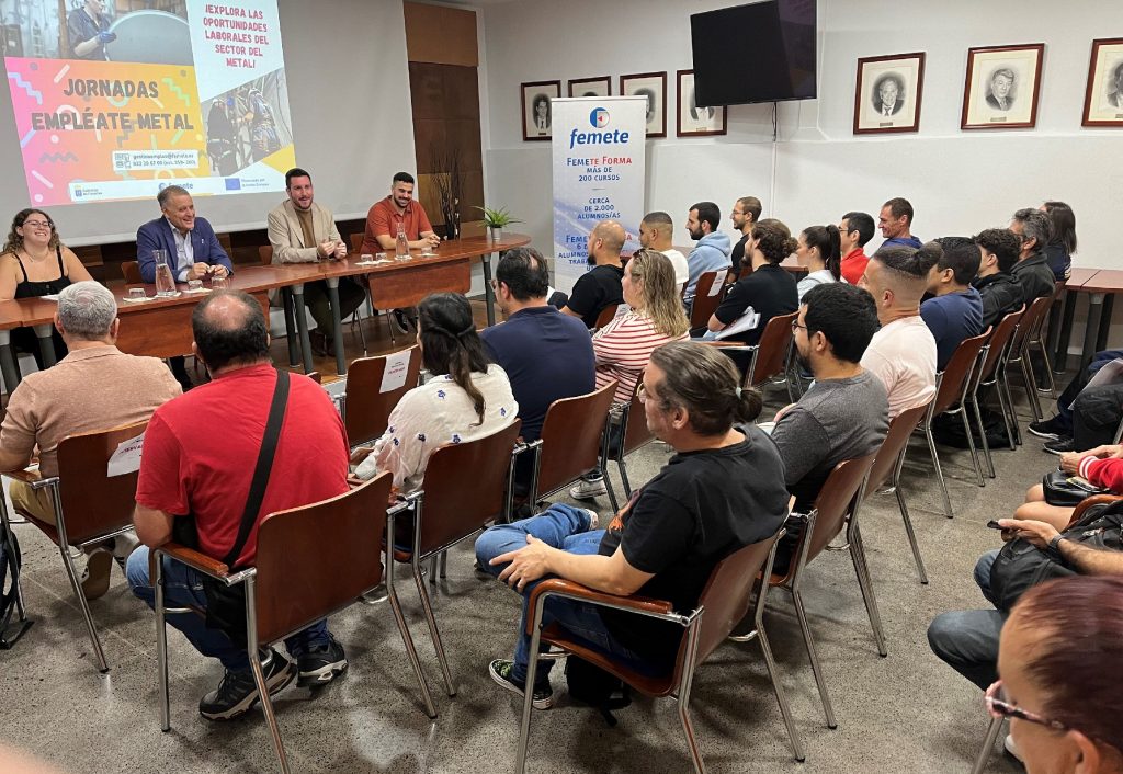 Jóvenes conocen las oportunidades laborales de los oficios industriales